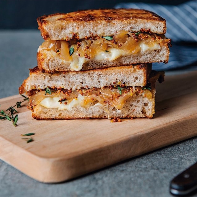 Sándwich de Queso a la parrilla con cebollas caramelizadas